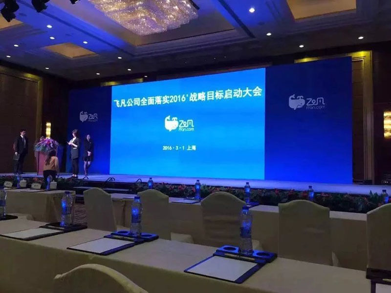 Display LED a colori P3.9 per interni con giunzione senza interruzioni, alta frequenza di aggiornamento e ampio angolo di visione per noleggio commerciale ed eventi