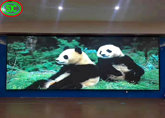 Piccolo pixel Indoor Full Color LED Display P2.5 Segno pubblicitario 16 bit Colori Indoor Full Color LED Display