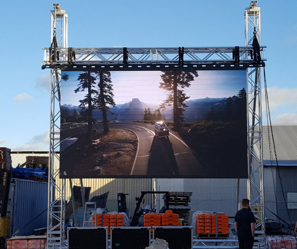 Cina Full Color outdoor Stadium LED Display Screen P10 IP65 960x960mm armadio