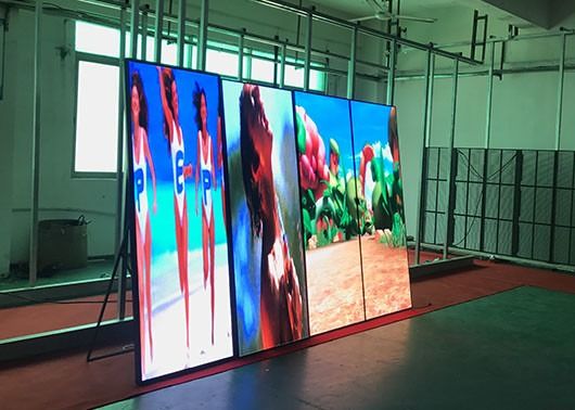 SMD2121 Chips LED Poster Display Pannello in alluminio 680x2000mm Dimensione dello schermo per il display