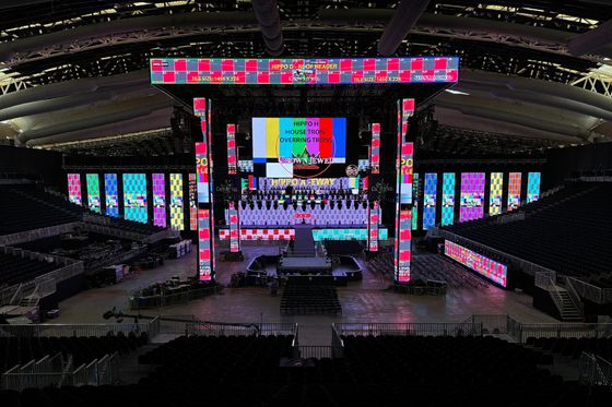 Prezzo buono Schermo in alluminio a fusione fissa installazione/affitto Sala conferenze personalizzabile Ultra HD P2.5 Piccolo passo Display a LED a colori interiori in linea