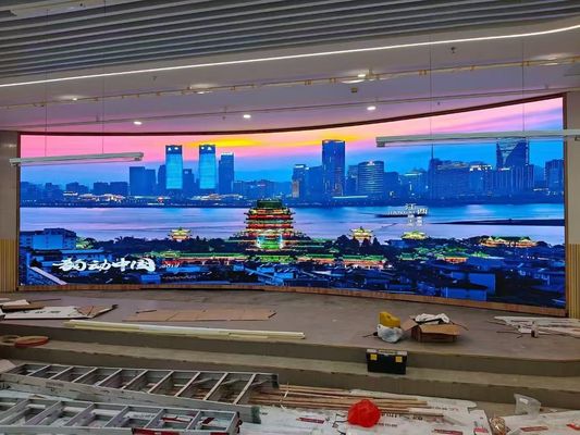 Installazione curva disponibile per armadi di 500x500mm e 500x1000mm di display LED a colori interni