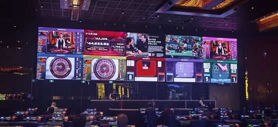 Display LED RGB ad alta luminosità con durata di 100000 ore e display P4 resistente.81