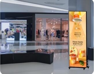 Prezzo buono Display LED Poster 1R1G1B con cabinet in alluminio e schermo da 680x2000mm ideale per segnaletica digitale dinamica indoor In linea