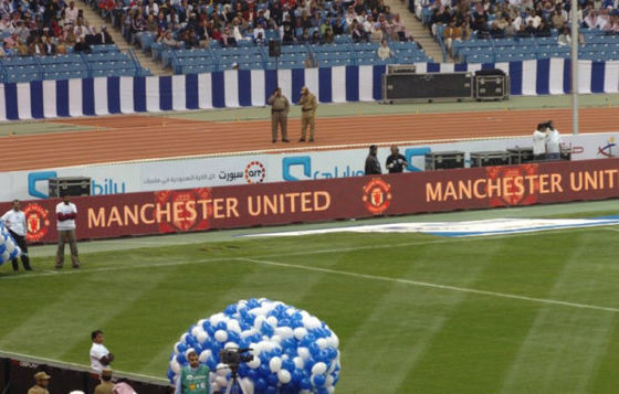 Prezzo buono I tabelloni per le affissioni del LED impermeabilizzano l'esposizione di LED all'aperto di perimetro di sport di pubblicità di Comercial dello stadio di football americano di colore pieno P10 in linea